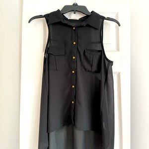 3/$33🌷Pretty gold-buttoned sleeveless blouse